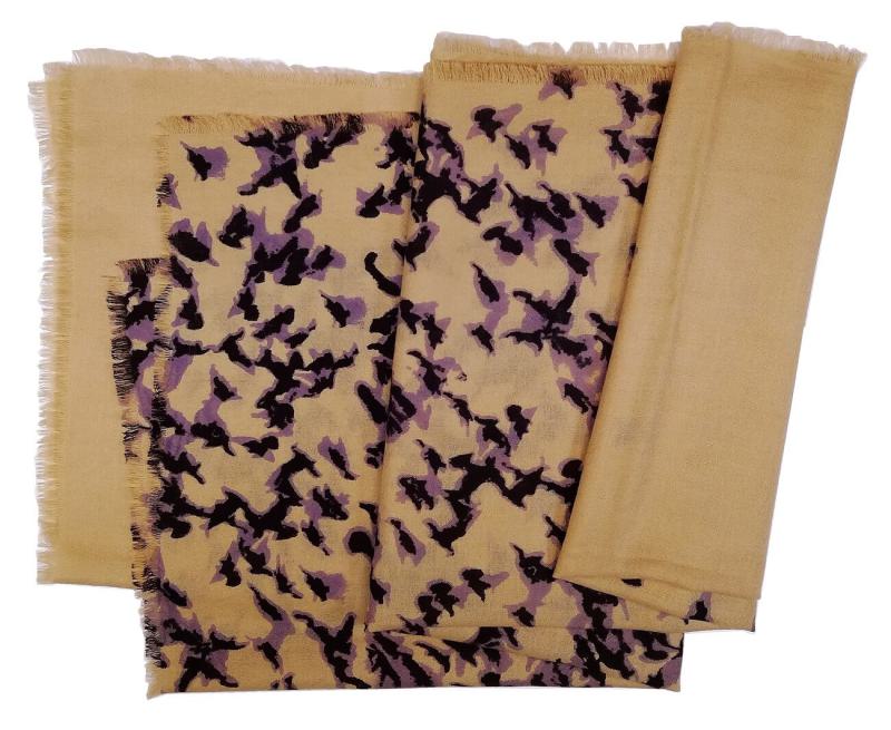 Kamelfarbiger Schal aus leichter Lammwolle mit schwarzen Tintenmuster